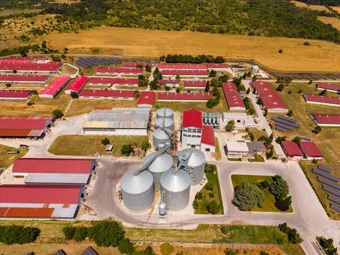 A large farm complex with multiple storage buildings and grain silos. Solar p Stockfoto's