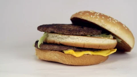 Large fast food beefburger in slow motion Vidéo 72622823