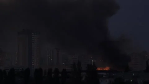 Large fire and thick black smoke rising over a residential area at night  Stockbeeldmateriaal 336188381