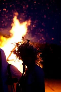 A large fire at the celebration of the summer solstice on the shore of the Gu Foto stock