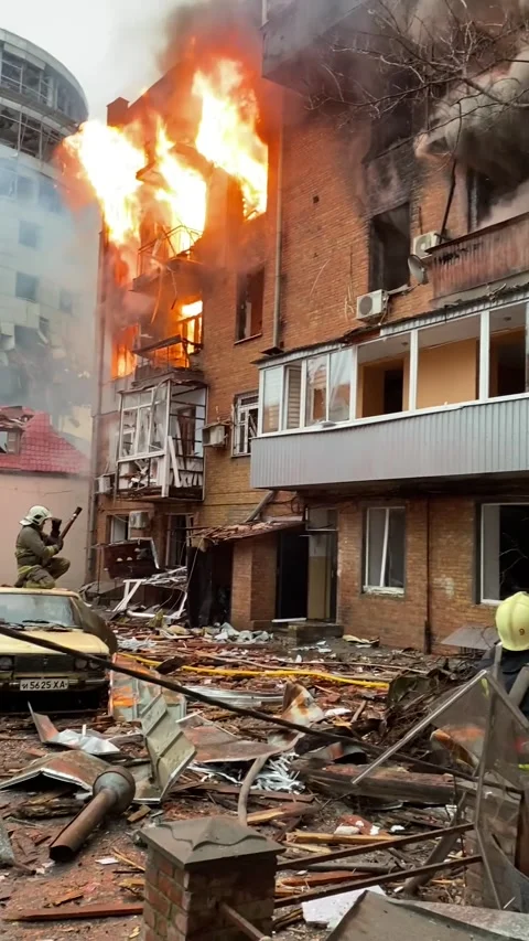 Large fire engulfs apartment block after missile strike in Kharkiv Vidéo 316972017