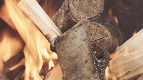 Large firewood burning Vídeos de archivo 128356113