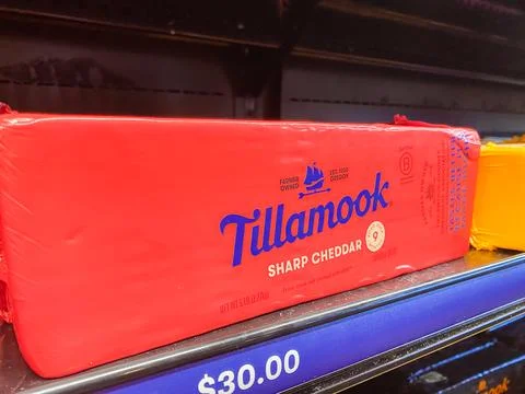A large five-pound block of Tillamook Sharp Cheddar cheese on a supermarket.. Stock-Fotos