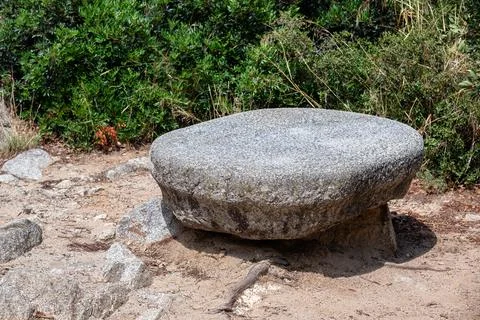 Large flat boulder. Stock-Fotos