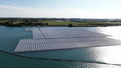 Large floating solar farm generating clean energy on water Vidéo 345500535