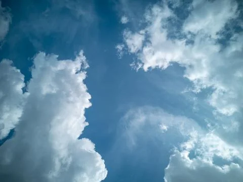 Large fluffy white clouds against a blue sky. Wallpaper postcard, layout with Foto stock