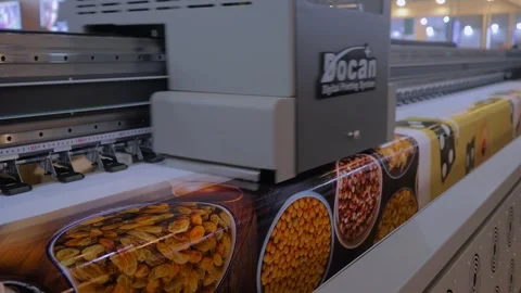 Large format Docan printer is printing colorful promotional material Vidéo 344337047