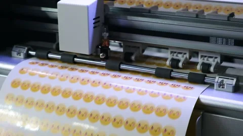Large-format printer moves across colorful patterned fabric. Print head advan Vidéo 344379399