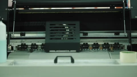 Large Format Printer Print Head Moving on Rail in Print Shop Vídeos de archivo 343975836