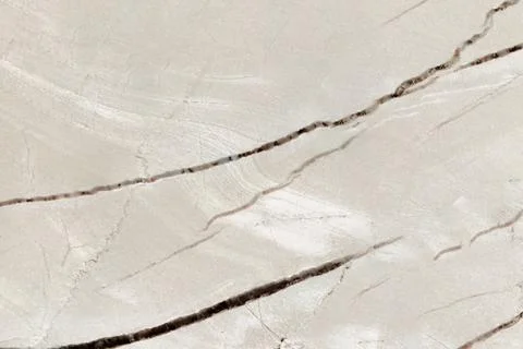 Large format texture, light cream marble with dark diagonal veins and crack.. Foto stock