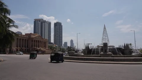 Large fountain with lions e view from Port City Colombo, Chaithya road Video stock 331644550