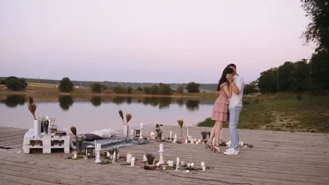 Large frame with two young romantics embracing outside in nature. 库存影片 140849640