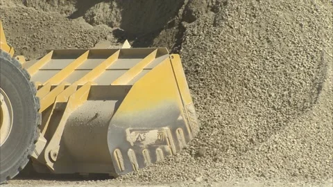 Large frontloader scooping dirt Vidéo 227019117