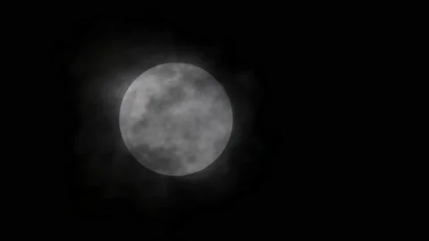 Large Full Moon Rise In The Cloudy Misty Sky At Night Vídeos de archivo 146490985