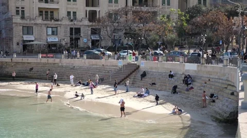 Large funny phallic sand drawing on Balluta Bay beach in St Julian's Malta Vidéo 328988949