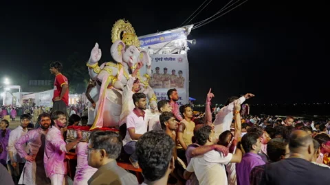 Large Ganesh Idol Carried by Crowd with Gulal Celebrations at Night Vídeo Stock 346592122
