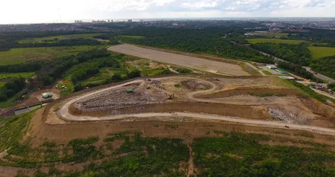 Large garbage mountain, a city dump. Vidéo 171350280