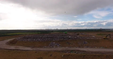 Large garbage mountain, a city dump. 스톡 동영상 171353971