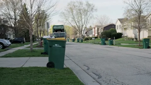 A large garbage truck picks up garbage containers Chicago 14.04.2021 USA Stock-Footage 154473350