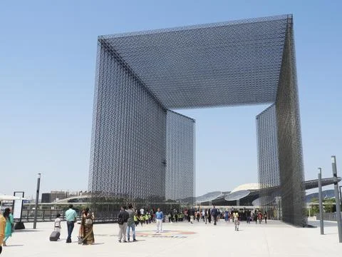 Large geometric cube structure made of intricate metal lattice dominates an open Foto stock