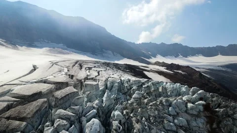 Large glacier in the mountains Vídeo Stock 167879477