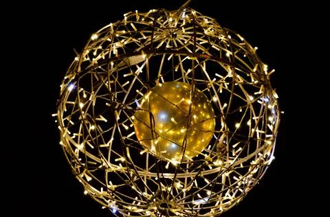 Large glowing ball made of wire and bright light bulbs for street decoration Foto stock