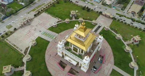 Large golden Buddhist temple Stock Footage 157308014