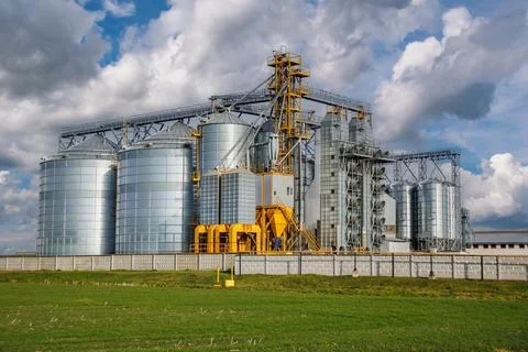 Large grain elevator with multiple cylindrical metal silos, structural elemen 스톡 사진
