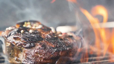 Large grains of pepper fall on delicious juicy meat Vidéo 107741853