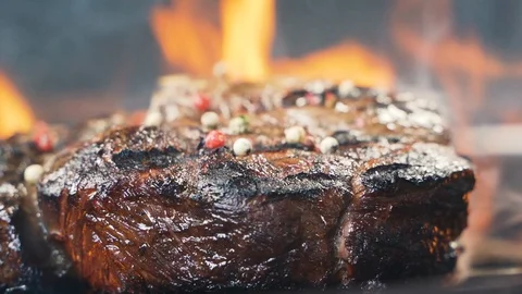 Large grains of pepper fall on delicious juicy meat Vidéo 107741891