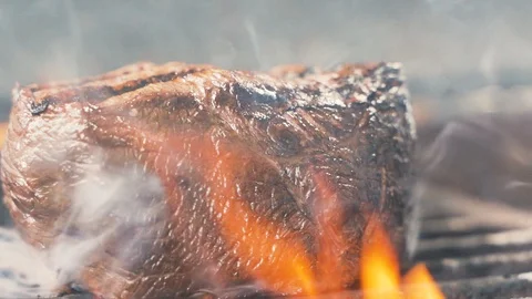 Large grains of pepper fall on juicy grilled filet mignon 库存影片 107739888
