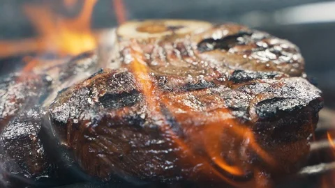Large grains of pepper fall on tasty beefsteak, delicious juicy meat Vidéo 107741688