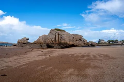Large granite formations on sandy shore in Tregastel, Brittany, France Foto stock