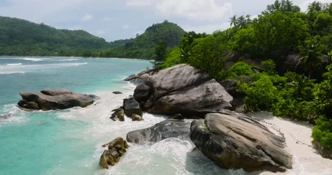 Large granite rocks on a white sandy beach. Seychelles, Mahe. 스톡 동영상 345379270