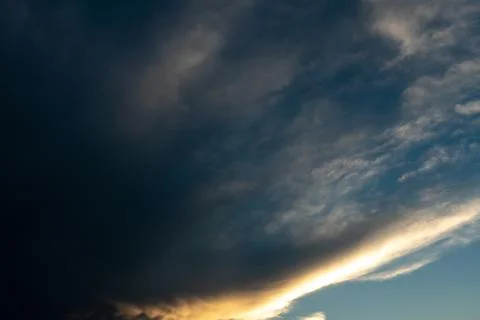 Large gray cloud before a thunderstorm or rain Stockfoto's