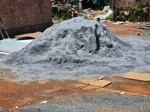 A large, gray mound of construction aggregate, likely crushed stone or Stock-Fotos