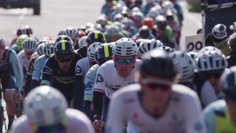 Large group of cyclists racing towards camera.  August 19 2018. 库存影片 169672063