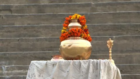 Large group of devotees assembled for evening Arthi at Saryu Ghat Stock Photos
