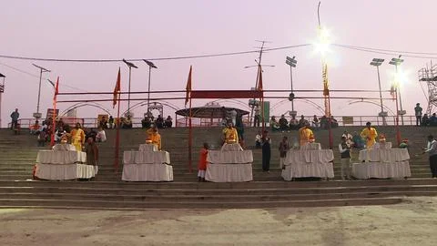 Large group of devotees assembled for evening Arthi at Saryu Ghat Foto stock