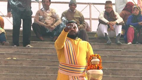 Large group of devotees assembled for evening Arthi at Saryu Ghat Foto stock