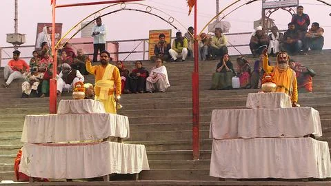 Large group of devotees assembled for evening Arthi at Saryu Ghat Foto stock
