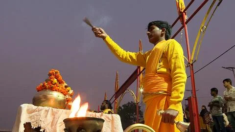 Large group of devotees assembled for evening Arthi at Saryu Ghat 스톡 사진