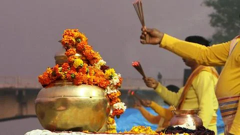 Large group of devotees assembled for evening Arthi at Saryu Ghat Stock Photos