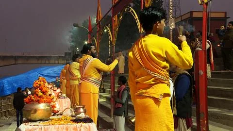 Large group of devotees assembled for evening Arthi at Saryu Ghat Stock Photos