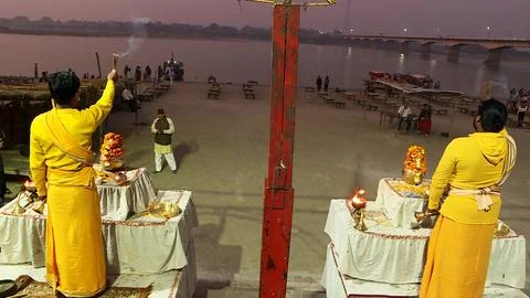 Large group of devotees assembled for evening Arthi at Saryu Ghat 스톡 사진