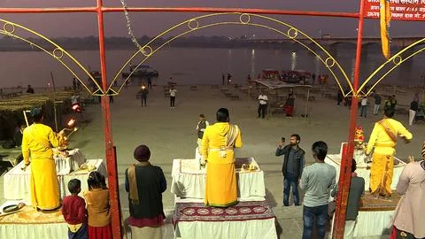 Large group of devotees assembled for evening Arthi at Saryu Ghat Stock Photos
