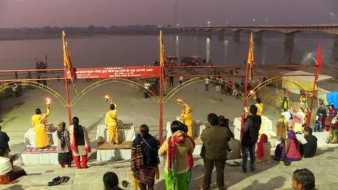 Large group of devotees assembled for evening Arthi at Saryu Ghat Stock Photos
