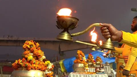 Large group of devotees assembled for evening Arthi at Saryu Ghat Stock Photos