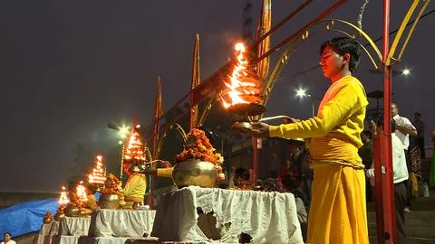 Large group of devotees assembled for evening Arthi at Saryu Ghat Foto stock
