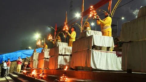 Large group of devotees assembled for evening Arthi at Saryu Ghat Stock Photos
